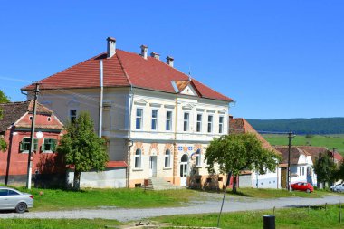 Köy Mesendorf tipik kırsal peyzaj ve köylü evleri (Meschenderf, Meschendorf, Mesche), Transilvanya, Romanya. Yerleşim Sakson kolonistleri tarafından 12.