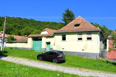 Köy Mesendorf tipik kırsal peyzaj ve köylü evleri (Meschenderf, Meschendorf, Mesche), Transilvanya, Romanya. Yerleşim Sakson kolonistleri tarafından 12.