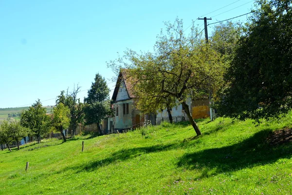Typiskt Landsbygdslandskap Och Bondgårdar Byn Cloaterf Klosderf Klosdorf Nickelsdorf Transsylvanien — Stockfoto