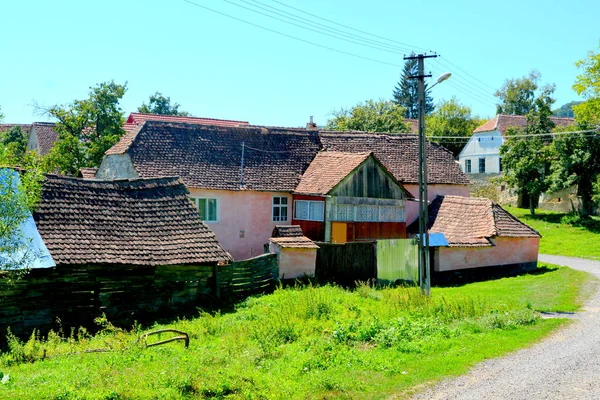 Tipik kırsal peyzaj ve köy Cloaterf (Klosderf, Klosdorf, Nickelsdorf), Transilvanya, Romanya köylü evleri. Yerleşim Sakson kolonistleri tarafından 12.