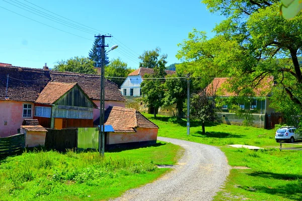 村クロアドルフ クロースドルフ クロスドルフ ニッケルスドルフ トランシルバニア ルーマニアの典型的な農村風景や農民の家 この和解は12世紀半ばにサクソンの入植者によって設立された — ストック写真