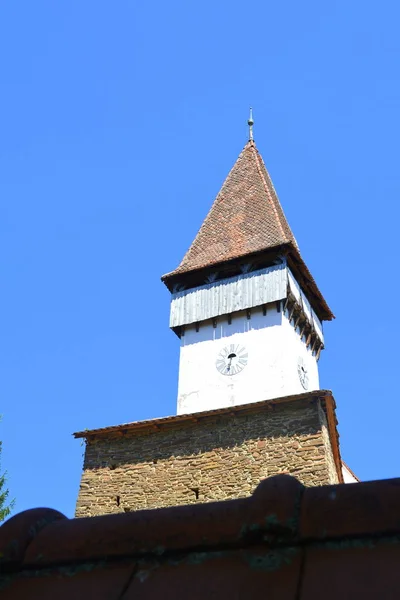 村クロアドルフ クロースドルフ クロスドルフ ニッケルスドルフ トランシルバニア ルーマニアの要塞中世サクソン伝道教会 この和解は12世紀半ばにサクソンの入植者によって設立された — ストック写真