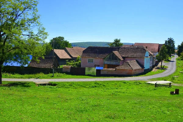 Köy Mesendorf tipik kırsal peyzaj ve köylü evleri (Meschenderf, Meschendorf, Mesche), Transilvanya, Romanya. Yerleşim Sakson kolonistleri tarafından 12.