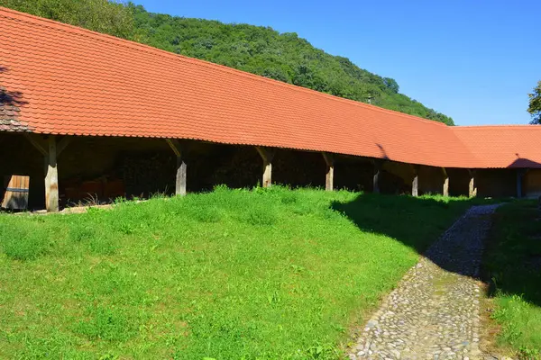 Köy Mesendorf tipik kırsal peyzaj ve köylü evleri (Meschenderf, Meschendorf, Mesche), Transilvanya, Romanya. Yerleşim Sakson kolonistleri tarafından 12.