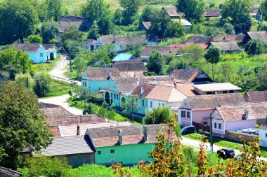 Alma Vii (Almen) Transilvanya, Romanya'da tipik kırsal peyzaj ve köylü evleri. Yerleşim Sakson kolonistleri tarafından 12.