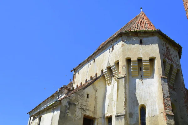 村アルマVii アルメン トランシルバニア ルーマニアの要塞中世サクソン伝道教会 この和解は12世紀半ばにサクソンの入植者によって設立された — ストック写真