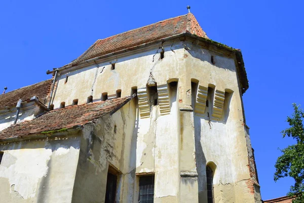 村アルマVii アルメン トランシルバニア ルーマニアの要塞中世サクソン伝道教会 この和解は12世紀半ばにサクソンの入植者によって設立された — ストック写真