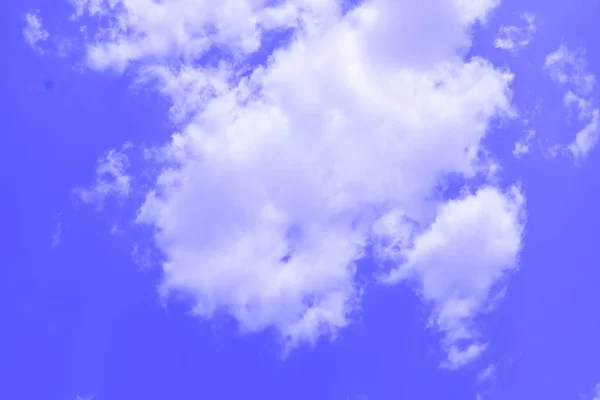 夏の曇り日の青い空に白い雲 — ストック写真
