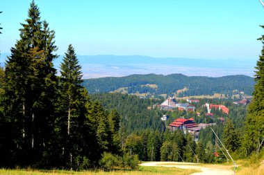 Romanya 'nın başkenti Transilvanya' da yer alan Brasov 'a 12 km mesafedeki kışa ve spa istasyonuna giden yol, ülkenin merkezinde yer alan Brasov kasabasına 12 km uzaklıkta.. 