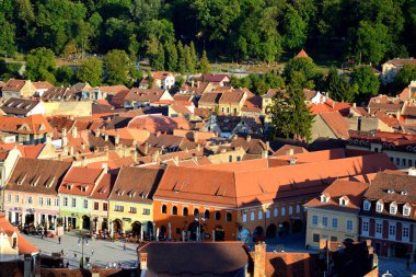 Hava ve çatılar. Romanya 'nın Transilvanya kentinde, ülkenin merkezinde yer alan Brasov kentinin tipik kentsel manzarası. 