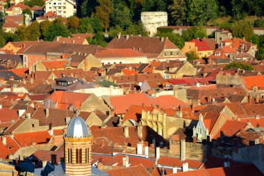 Hava ve çatılar. Romanya 'nın Transilvanya kentinde, ülkenin merkezinde yer alan Brasov kentinin tipik kentsel manzarası. 