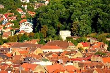 Hava ve çatılar. Romanya 'nın Transilvanya kentinde, ülkenin merkezinde yer alan Brasov kentinin tipik kentsel manzarası. 