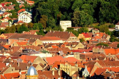 Hava ve çatılar. Romanya 'nın Transilvanya kentinde, ülkenin merkezinde yer alan Brasov kentinin tipik kentsel manzarası. 