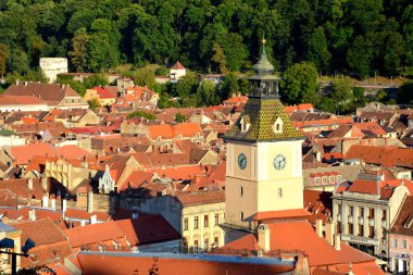 Hava ve çatılar. Romanya 'nın Transilvanya kentinde, ülkenin merkezinde yer alan Brasov kentinin tipik kentsel manzarası. 