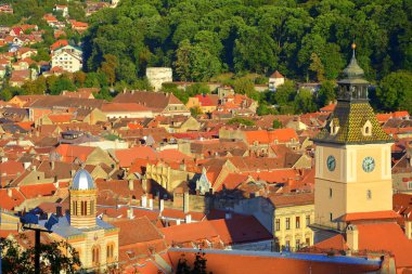 Hava ve çatılar. Romanya 'nın Transilvanya kentinde, ülkenin merkezinde yer alan Brasov kentinin tipik kentsel manzarası. 