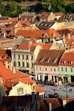 Hava ve çatılar. Romanya 'nın Transilvanya kentinde, ülkenin merkezinde yer alan Brasov kentinin tipik kentsel manzarası. 