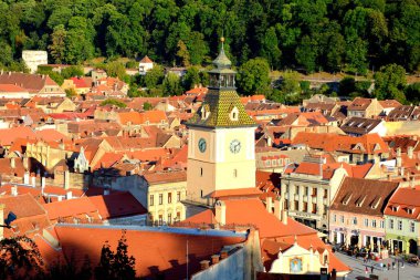 Hava ve çatılar. Romanya 'nın Transilvanya kentinde, ülkenin merkezinde yer alan Brasov kentinin tipik kentsel manzarası. 