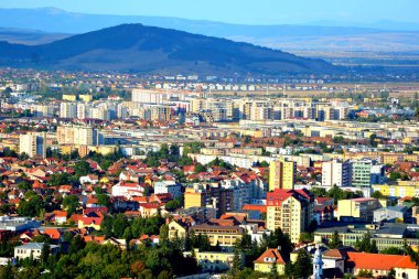 Hava ve çatılar. Romanya 'nın Transilvanya kentinde, ülkenin merkezinde yer alan Brasov kentinin tipik kentsel manzarası. 