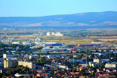 Hava ve çatılar. Romanya 'nın Transilvanya kentinde, ülkenin merkezinde yer alan Brasov kentinin tipik kentsel manzarası. 