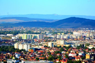 Hava ve çatılar. Romanya 'nın Transilvanya kentinde, ülkenin merkezinde yer alan Brasov kentinin tipik kentsel manzarası. 