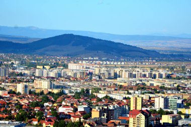 Hava ve çatılar. Romanya 'nın Transilvanya kentinde, ülkenin merkezinde yer alan Brasov kentinin tipik kentsel manzarası. 