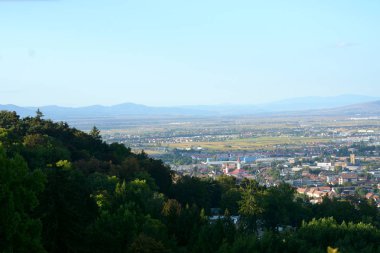 Hava ve çatılar. Romanya 'nın Transilvanya kentinde, ülkenin merkezinde yer alan Brasov kentinin tipik kentsel manzarası. 