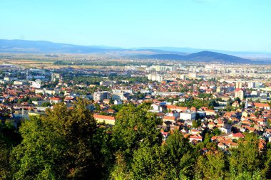 Hava ve çatılar. Romanya 'nın Transilvanya kentinde, ülkenin merkezinde yer alan Brasov kentinin tipik kentsel manzarası. 