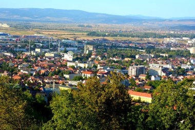 Hava ve çatılar. Romanya 'nın Transilvanya kentinde, ülkenin merkezinde yer alan Brasov kentinin tipik kentsel manzarası. 