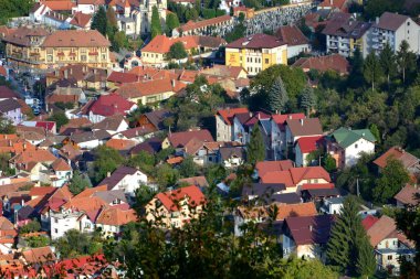 Hava ve çatılar. Romanya 'nın Transilvanya kentinde, ülkenin merkezinde yer alan Brasov kentinin tipik kentsel manzarası. 
