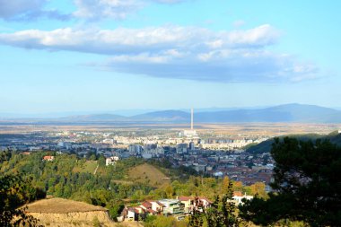 Hava ve çatılar. Romanya 'nın Transilvanya kentinde, ülkenin merkezinde yer alan Brasov kentinin tipik kentsel manzarası. 