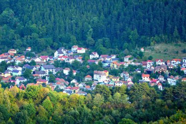 Hava ve çatılar. Romanya 'nın Transilvanya kentinde, ülkenin merkezinde yer alan Brasov kentinin tipik kentsel manzarası. 