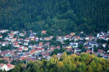 Hava ve çatılar. Romanya 'nın Transilvanya kentinde, ülkenin merkezinde yer alan Brasov kentinin tipik kentsel manzarası. 