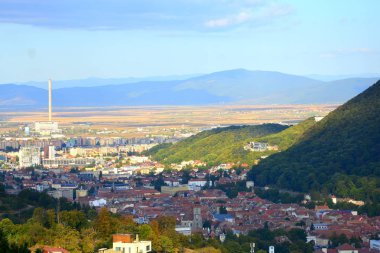 Hava ve çatılar. Romanya 'nın Transilvanya kentinde, ülkenin merkezinde yer alan Brasov kentinin tipik kentsel manzarası. 