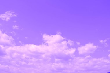 Mavi gökyüzünde bir bulutlu yaz günü beyaz bulutlar