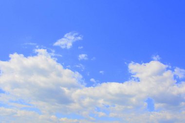 Mavi gökyüzünde bir bulutlu yaz günü beyaz bulutlar