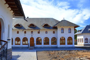 Ortodoks Manastırı Izvorul Muresului, Transilvanya, Romanya sonbaharda güneşli bir günde