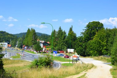 Romanya 'nın başkenti Transilvanya' da yer alan Brasov 'a 12 km uzaklıktaki Kış ve Turizm İstasyonu Allah Brasov. 300.000 kişi.