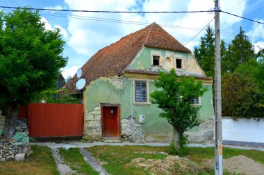 Romanya 'nın Transilvanya kentindeki bir Sakson köyü olan Drauseni' deki tipik kırsal alan ve köylü evleri.