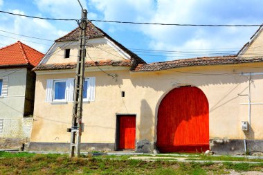Romanya 'nın Transilvanya kentindeki bir Sakson köyü olan Drauseni' deki tipik kırsal alan ve köylü evleri.