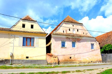 Romanya 'nın Transilvanya kentindeki Sibiu County' nin Sakson köyü Drausenit 'teki tipik kırsal alan ve köylü evleri.