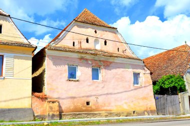 Romanya 'nın Transilvanya kentindeki Sibiu County' nin Sakson köyü Drausenit 'teki tipik kırsal alan ve köylü evleri.