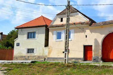 Romanya 'nın Transilvanya kentindeki Sibiu County' nin Sakson köyü Drausenit 'teki tipik kırsal alan ve köylü evleri.
