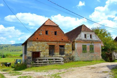 Romanya 'nın Transilvanya kentindeki Sibiu County' nin Sakson köyü Drausenit 'teki tipik kırsal alan ve köylü evleri.