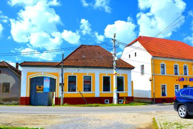 Romanya 'nın Transilvanya, Cata kentindeki tipik kırsal alan ve köylü evleri. Yerleşim yeri Sakson koloniciler tarafından 12. yüzyılın ortalarında kuruldu.