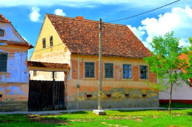 Beia, Transilvanya, Romanya 'daki tipik kırsal alan ve köylü evleri. Yerleşim yeri Sakson koloniciler tarafından 12. yüzyılın ortalarında kuruldu.