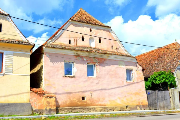 Romanya 'nın Transilvanya kentindeki Sibiu County' nin Sakson köyü Drausenit 'teki tipik kırsal alan ve köylü evleri.