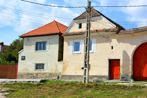 Romanya 'nın Transilvanya kentindeki Sibiu County' nin Sakson köyü Drausenit 'teki tipik kırsal alan ve köylü evleri.
