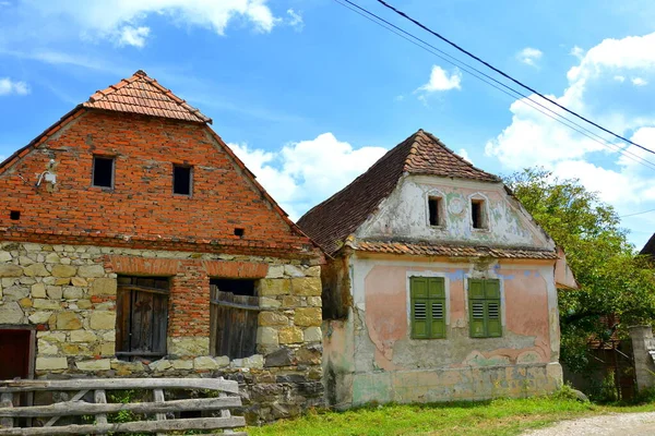 Romanya 'nın Transilvanya, Cata kentindeki tipik kırsal alan ve köylü evleri. Yerleşim yeri Sakson koloniciler tarafından 12. yüzyılın ortalarında kuruldu.