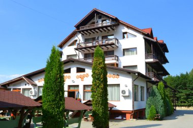 Transilvanya bölgesindeki Smbta de Sus, Braov County 'deki Romen Ortodoks manastırı Sambata Manastırı. Meryem Ana 'nın yurduna ithaf edilmiştir.