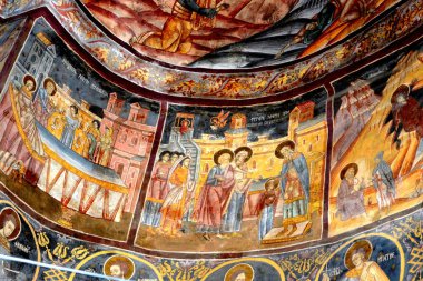 Transilvanya bölgesindeki Smbta de Sus, Braov County 'deki Romen Ortodoks manastırı Sambata Manastırı. Meryem Ana 'nın yurduna ithaf edilmiştir.